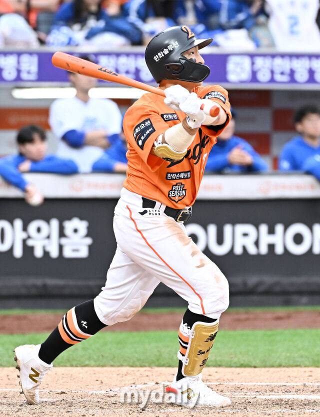 18일 오후 대전광역시 중구 대전 한화생명볼파크에서 진행된 '2025 프로야구 KBO리그 포스트시즌' 플레이오프(PO) 1차전 한화이글스와 삼성라이온즈의 경기. 한화 손아섭이 6회말 무사 2루서 1타점 동점 적시타를 터뜨리고 있다./마이데일리