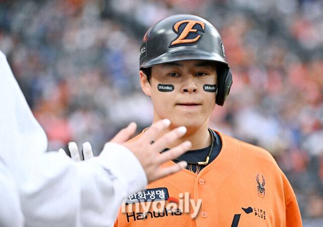 19일 오후 대전광역시 중구 대전한화생명볼파크에서 진행된 '2025 프로야구 KBO리그 포스트시즌' 플레이오프(PO) 2차전 한화이글스와 삼성라이온즈의 경기. 한화 노시환이 9회말 솔로홈런을 터뜨린 뒤 환호하고 있다./마이데일리