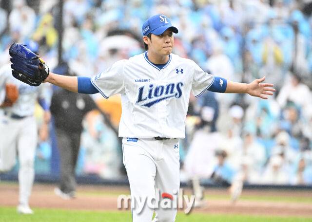 7일 오후 대구광역시 수성구 대구삼성라이온즈파크에서 진행된 '2025 프로야구 KBO리그 포스트시즌' 와일드카드 결정전 1차전 삼성라이온즈와 NC다이노스의 경기. 삼성 원태인이 3회초를 삼자범퇴로 막은 뒤 환호하고 있다./마이데일리