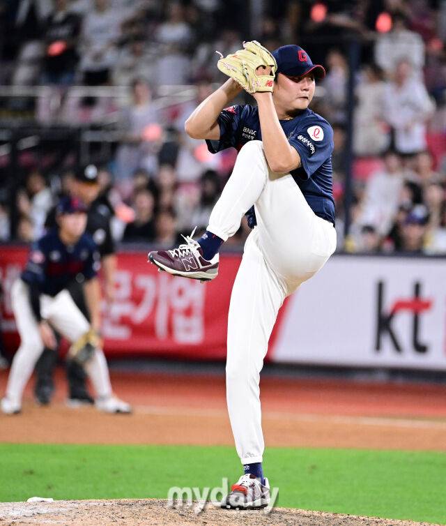 2025년 9월 3일 오후 경기도 수원KT위즈파크에서 열린 '2025 신한 SOL뱅크 KBO 리그' 롯데 자이언츠와 KT 위즈의 경기. 롯데 정철원이 8회말 역투하고 있다./마이데일리