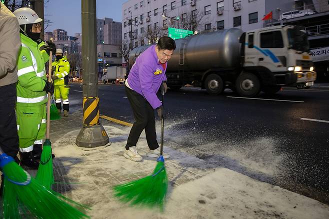 제설 작업 중인 이필형 서울 동대문구청장. [동대문구 제공]