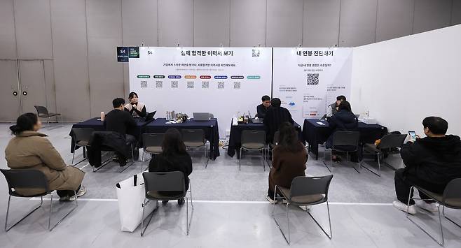 11일 서울 강남구 코엑스에서 열린 ‘2026 스타트업 채용박람회’를 찾은 구직자들이 취업 관련 상담을 기다리고 있다. [연합]