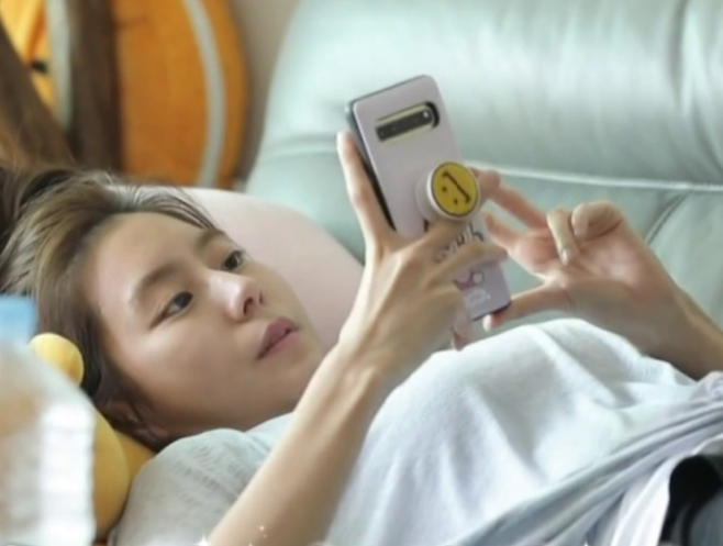 누워서 스마트폰을 보고 있는 유이. 기사 내용과 직접적인 관련없음 [MBC 나혼자 산다 방송화면 갈무리]