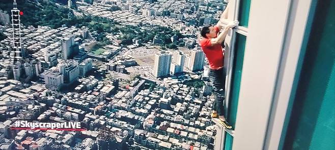 알렉스 혼널드가 25일 타이베이 101을 등반하는 모습[넷플릭스]