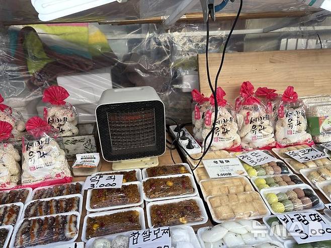 [서울=뉴시스]신유림 기자=지난 22일 오전 서울 중구 남대문 시장. 난로 옆에 문어발식 콘센트가 놓여 있다. 2026.01.23. spicy@newsis.com