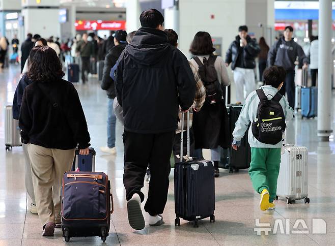 [인천공항=뉴시스] 이영환 기자 = 25일 오후 인천국제공항 제1여객터미널에서 여행객들이 이동하고 있다.인천국제공항공사는 중국, 일본 노선 항공수요 증가세에 힘입어 2025년 여객실적 7407만 1475명, 운항실적 42만 5760회를 기록해 지난 2001년 개항이후 역대 최다 항공운송실적을 달성했다고 이날 밝혔다. 2026.01.25. 20hwan@newsis.com