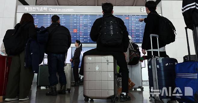 [인천공항=뉴시스] 이영환 기자 = 25일 오후 인천국제공항 제1여객터미널에서 여행객들이 출발편 안내를 살펴보고 있다.인천국제공항공사는 중국, 일본 노선 항공수요 증가세에 힘입어 2025년 여객실적 7407만 1475명, 운항실적 42만 5760회를 기록해 지난 2001년 개항이후 역대 최다 항공운송실적을 달성했다고 이날 밝혔다. 2026.01.25. 20hwan@newsis.com