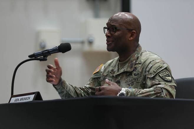 [서울=뉴시스] 제이비어 브런슨 주한미군사령관이 지난 8일 경기 평택시 캠프 험프리스에서 열린 국방부 기자간담회에서 기자들의 질문에 답하고 있다. (사진=주한미군사령부 제공) 2025.08.10. photo@newsis.com *재판매 및 DB 금지