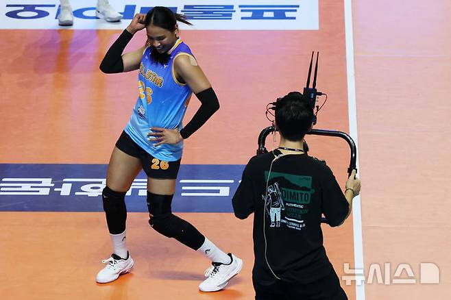 [춘천=뉴시스] 권창회 기자 = 25일 강원 춘천시 호반체육관에서 열린 진에어 2025~2026 V-리그 올스타전에서 K-스타 타나차가 춤을 추고 있다. 2026.01.25. kch0523@newsis.com