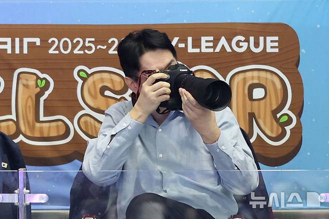 [춘천=뉴시스] 권창회 기자 = 25일 강원 춘천시 호반체육관에서 열린 진에어 2025~2026 V-리그 올스타전에서 조원태 대한배구연맹 총재가 카메라로 코트를 찍고 있다. 2026.01.25. kch0523@newsis.com