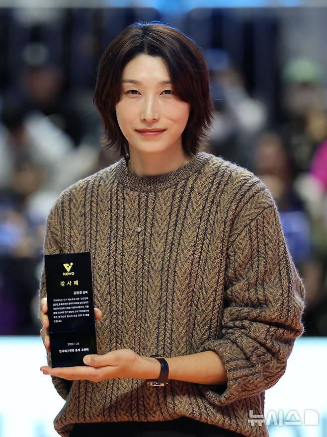 [춘천=뉴시스] 권창회 기자 = 25일 강원 춘천시 호반체육관에서 열린 진에어 2025~2026 V-리그 올스타전에서 김연경이 감사패를 받은 뒤 기념촬영을 하고 있다. 2026.01.25. kch0523@newsis.com