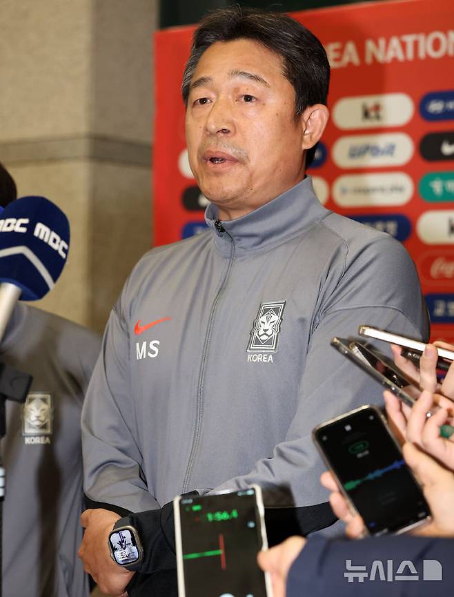 [인천공항=뉴시스] 이영환 기자 = 이민성 한국 23세 이하(U-23) 대표팀 감독이 25일 인천국제공항 제1여객터미널을 통해 귀국해 취재진의 질문에 답하고 있다.이민성 감독이 지휘한 한국 U-23 대표팀은 지난 24일(한국 시간) 사우디아라비아 제다의 킹 압둘라 스포츠시티 홀 스타디움에서 치러진 대회 3·4위전에서 베트남과 전·후반 90분을 2-2로 비긴 뒤 연장전을 거쳐 승부차기에서 6-7로 져 아시안컵을 4위로 마쳤다. 2026.01.25. 20hwan@newsis.com