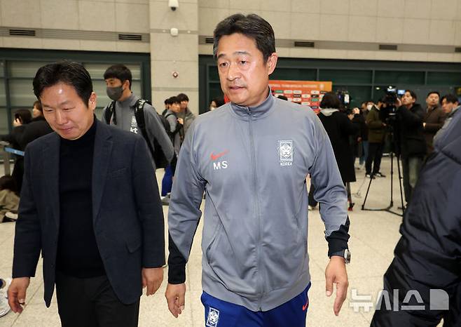 [인천공항=뉴시스] 이영환 기자 = 이민성 한국 23세 이하(U-23) 대표팀 감독이 25일 인천국제공항 제1여객터미널을 통해 귀국해 취재진과 인터뷰를 마친 후 이동하고 있다.이민성 감독이 지휘한 한국 U-23 대표팀은 지난 24일(한국 시간) 사우디아라비아 제다의 킹 압둘라 스포츠시티 홀 스타디움에서 치러진 대회 3·4위전에서 베트남과 전·후반 90분을 2-2로 비긴 뒤 연장전을 거쳐 승부차기에서 6-7로 져 아시안컵을 4위로 마쳤다. 2026.01.25. 20hwan@newsis.com