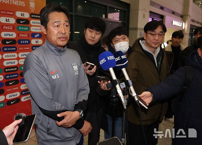 [인천공항=뉴시스] 이영환 기자 = 이민성 한국 23세 이하(U-23) 대표팀 감독이 25일 인천국제공항 제1여객터미널을 통해 귀국해 취재진의 질문에 답하고 있다.이민성 감독이 지휘한 한국 U-23 대표팀은 지난 24일(한국 시간) 사우디아라비아 제다의 킹 압둘라 스포츠시티 홀 스타디움에서 치러진 대회 3·4위전에서 베트남과 전·후반 90분을 2-2로 비긴 뒤 연장전을 거쳐 승부차기에서 6-7로 져 아시안컵을 4위로 마쳤다. 2026.01.25. 20hwan@newsis.com