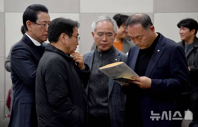 [광주=뉴시스] 변재훈 기자 = (사진 왼쪽부터) 김영록 전남지사, 강기정 광주시장, 양부남 더불어민주당 광주시당위원장, 김원이 전남도당위원장이 25일 광주 서구 김대중컨벤션센터 회의실에서 광주·전남 행정통합 특별법 제정 간담회 직후 합의안 공개 내용에 대해 논의하고 있다. 2026.01.25. wisdom21@newsis.com