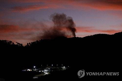 마두로 체포작전 당시 불꺼진 수도 카라카스에 연기가 피어오르는 모습 [로이터=연합뉴스 자료사진 제공]