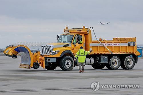 '겨울폭풍' 대비한 공항 제설장비 [EPA=연합뉴스 제공]