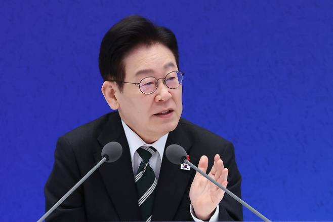 이재명 대통령이 21일 청와대 영빈관에서 열린 신년기자회견에서 발언하고 있다. 연합뉴스