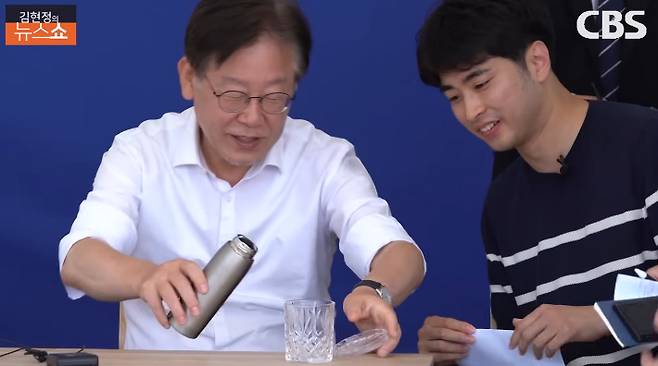 지난 2023년 9월 단식투쟁을 이어가고 있는 당시 더불어민주당 이재명 대표가 철제 텀블러에서 물을 따르는 모습. 김현정의 뉴스쇼 영상 캡처