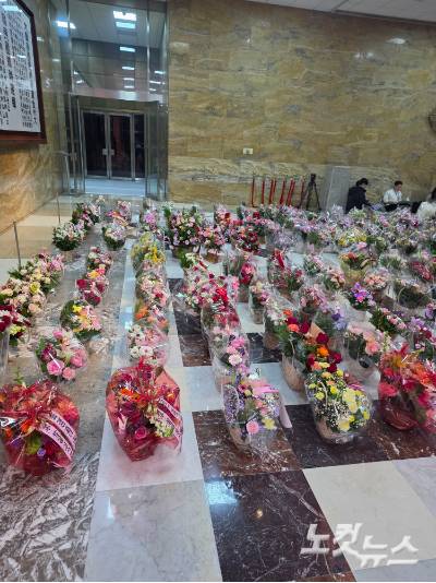 국민의힘 장동혁 대표에게 배달된 꽃바구니들. 김광일 기자