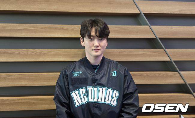 [OSEN=인천공항, 한용섭 기자]프로야구 NC 다이노스 투수 전사민이 미국 애리조나로 스프링캠프 출국에 앞서 취재진과 인터뷰를 하고 있다. /orange@osen.co.kr