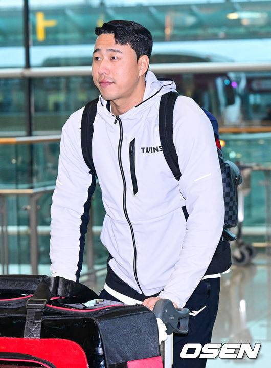 [OSEN=인천공항, 최규한 기자] 프로야구 LG 트윈스가 2026 시즌을 준비하기 위해 23일 오후 인천공항을 통해 미국 스프링캠프로 출국했다. LG는 2월&nbsp;22일까지 미국 애리조나에서 1차&nbsp;스프링캠프를 펼친다. 염경엽&nbsp;감독과&nbsp;코칭스태프&nbsp;18명,&nbsp;주장 박해민을 비롯한 선수&nbsp;40명이 담금질에 나선다. LG 정우영이 출국장에 들어서고 있다. 2026.01.23 / dreamer@osen.co.kr