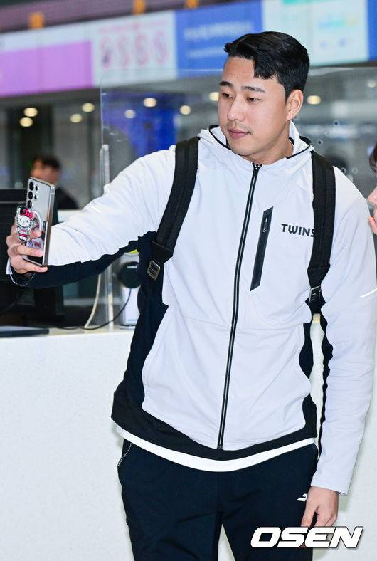 [OSEN=인천공항, 최규한 기자] 프로야구 LG 트윈스가 23일 2026 시즌을 준비하기 위해 인천공항을 통해 미국으로 출국했다. LG는 2월 22일까지 미국 애리조나에서 1차 스프링캠프를 펼친다. 염경엽 감독과 코칭스태프 18명, 주장 박해민을 비롯한 선수 40명이 담금질에 나선다. LG 정우영이 팬들과의 만남을 갖고 있다. 2026.01.23 / dreamer@osen.co.kr
