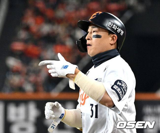 [OSEN=대전, 이대선 기자] 30일 대전 한화생명볼파크에서 2025 신한 SOL Bank KBO리그 포스트시즌 한국시리즈 4차전 한화 이글스와 LG 트윈스의 경기가 열렸다.이날 경기에 한화는 와이스를, LG는 치리노스를 선발투수로 내세웠다. 3회말 1사에서 내야안타로 출루한 한화 손아섭이 환호하고 있다. 2025.10.30 /sunday@osen.co.kr