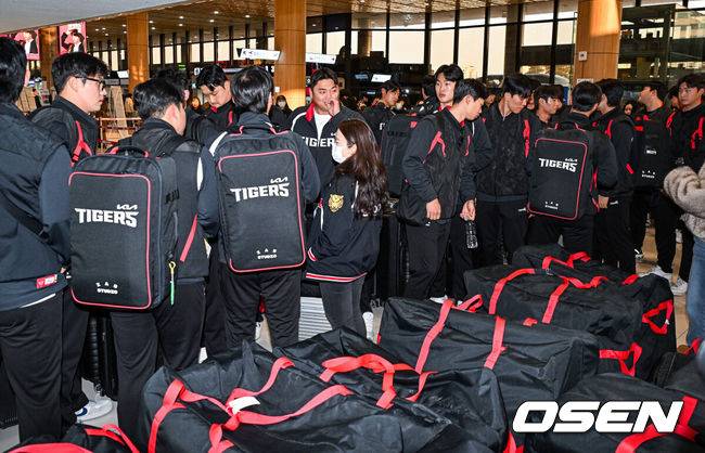 [OSEN=김포공항, 민경훈 기자] 2026시즌 스프링캠프 나서는 KIA 코칭스태프와 외국인 선수들이 23일 김포국제공항을 통해 일본 아마미오시마로 출국했다.지난해 미국 캘리포니아 어바인에서 훈련했던 KIA는 일본 가고시마현의 외딴섬인 아마미오시마로 1차 훈련지로 정했다. KIA 선수들이 출국길에 오르고 있다. 2026.01.23 / rumi@osen.co.kr
