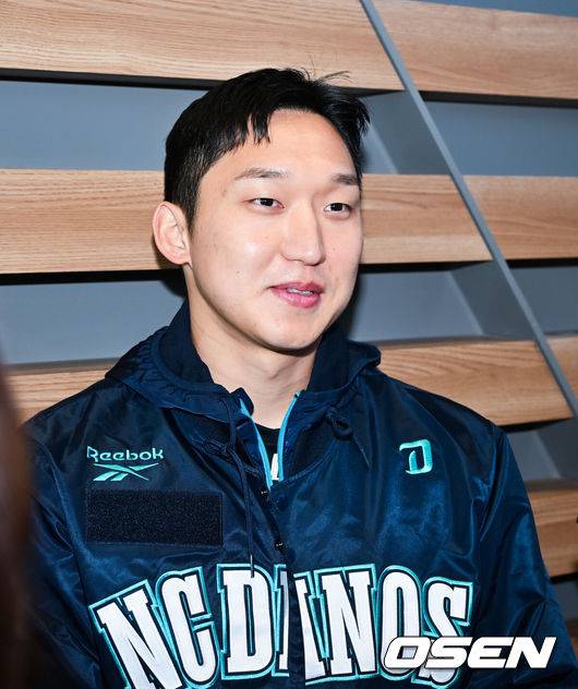 [OSEN=인천공항, 민경훈 기자] 프로야구 NC 다이노스가 스프링캠프를 위해 24일 오후 인천국제공항을 통해 미국 LA로 출국했다.NC 스프링캠프 본진은 로스앤젤레스에 도착한 후 미국 국내선을 경유해 애리조나 투손으로 이동할 예정이다.NC 구창모가 출국길에 오르며 인터뷰를 하고 있다. 2026.01.24 / rumi@osen.co.kr