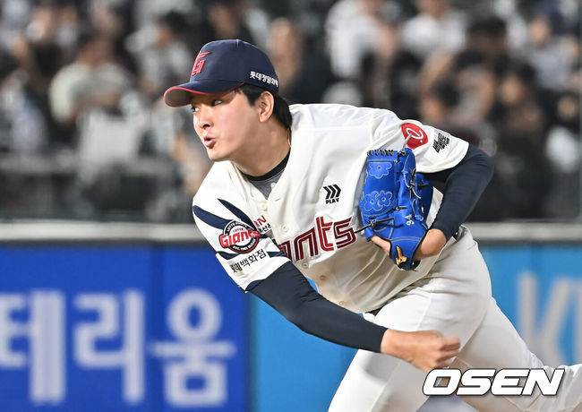 [OSEN=부산, 이석우 기자] 28일 부산 사직야구장에서 2025 신한 SOL 뱅크 KBO 리그 롯데 자이언츠와 KT 위즈의 경기가 열렸다. 홈팀 롯데는 감보아가, 방문팀 KT는 헤이수스가 선발 출전했다.롯데 자이언츠 김원중이 역투하고 있다. 2025.08.28 / foto0307@osen.co.kr