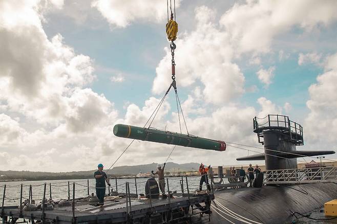 괌 아프라 기지에 입항한 미 해군 로스앤젤레스급 핵추진잠수함이 잠대함 하푼 미사일을 부두에서 공급받고 있다. 세계일보 자료사진
