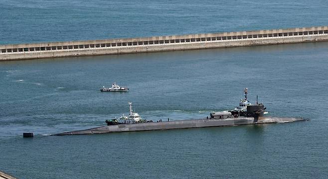 미&nbsp;해군 핵추진순항미사일잠수함&nbsp;미시간함이&nbsp;부산 남구 해군작전사령부 부산작전기지에서 출항하고 있다. 세계일보 자료사진