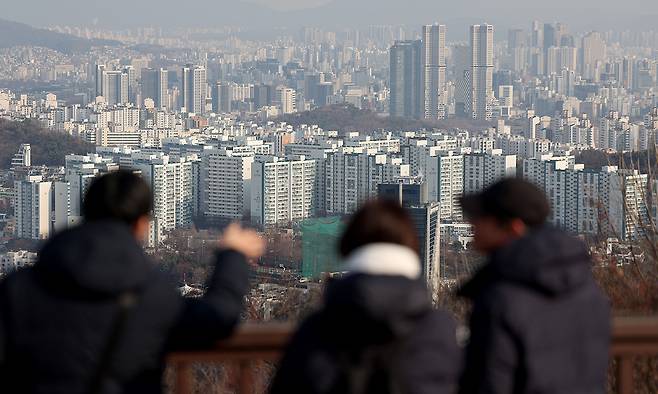 서울 중구 남산에서 서울시내 아파트가 보이고 있다. 뉴시스