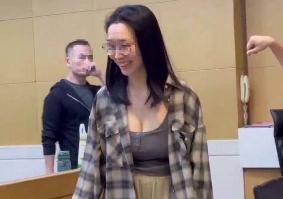 프린스그룹의 천즈 회장의 최측근 리톈 최고재무책임자(CFO)의 비서 류춘위가 검찰 청사를 나오며 웃는 모습. 사진 대만 중톈(中天·CTI) 캡처