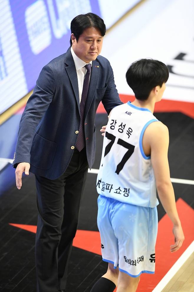 강성욱과 문경은 감독. 2025.12.19 KBL 제공