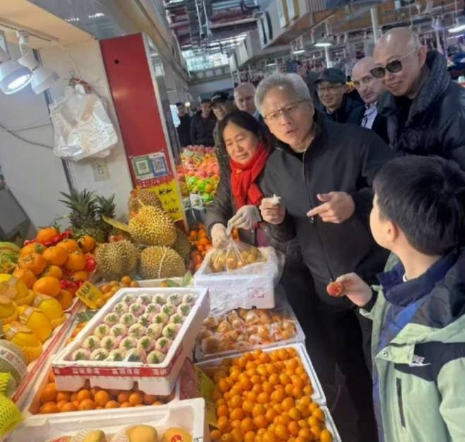 200조 자산가 엔비디아 CEO 젠슨 황이 중국 재래시장에 깜짝 등장해 시민들과 소통하며 물건을 구매하고 있다. 매일경제신문 캡처