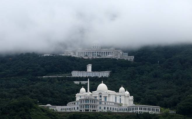 검경 합동수사본부가 23일 경기 가평군 세계평화통일가정연합(통일교) 관련 시설 7곳에 대해 전방위 압수수색을 진행했다. 사진은 천원궁(아래부터), 천승전, 천정궁박물관 모습. 뉴시스