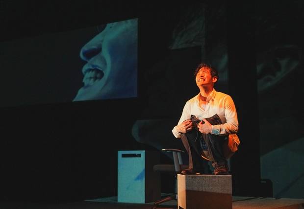 서울 명동예술극장에서 공연 중인 창작공동체 ‘아르케’의 연극 ‘셋톱박스’의 한 장면. /제공=아르케, 국립극단