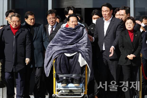 ‘통일교, 공천 헌금’ 쌍특검법 수용을 촉구하며 단식을 시작한 장동혁 국민의힘 대표가 이달 22일 서울 여의도 국회에서 단식 8일 만에 박근혜 전 대통령의 단식 중단 권고를 받아들이며 단식을 중단하고 병원으로 이송되고 있다. 성형주 기자