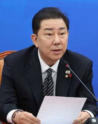 공천 헌금 수수 의혹과 각종 특혜 논란에 휘말린 김병기 전 더불어민주당 원내대표. 뉴시스