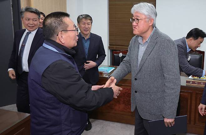 1월15일 서울시버스운송사업조합과 서울시버스노동조합이 정년 65세 연장 등에 합의하면서 시내버스 파업을 종료했다. ⓒ연합뉴스