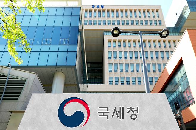 국세청이 25일 발표한 실태조사 계획에 따르면, 국세청은 자산 규모·부동산 비중·매출액 등을 고려한 서울·경기도 소재 일부 대형 베이커리카페를 대상으로 가업상속공제를 악용했는지 여부를 조사한다. 사진은 국세청 건물 전경 ⓒ연합뉴스