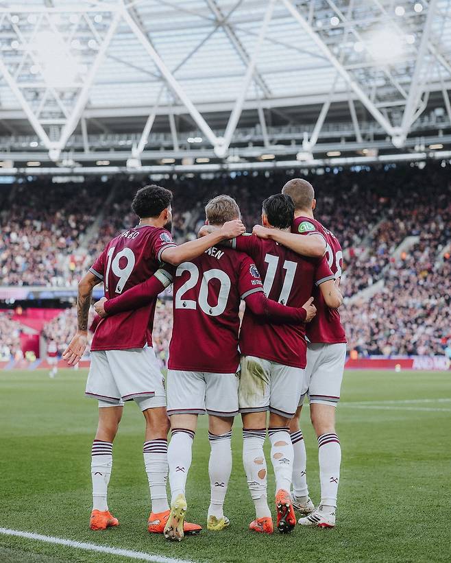 웨스트햄 선수들이 24일(한국시간) 선덜랜드와 홈경기 도중 득점한 뒤 한데 모여 기뻐하고 있다. 사진출처｜웨스트햄 페이스북