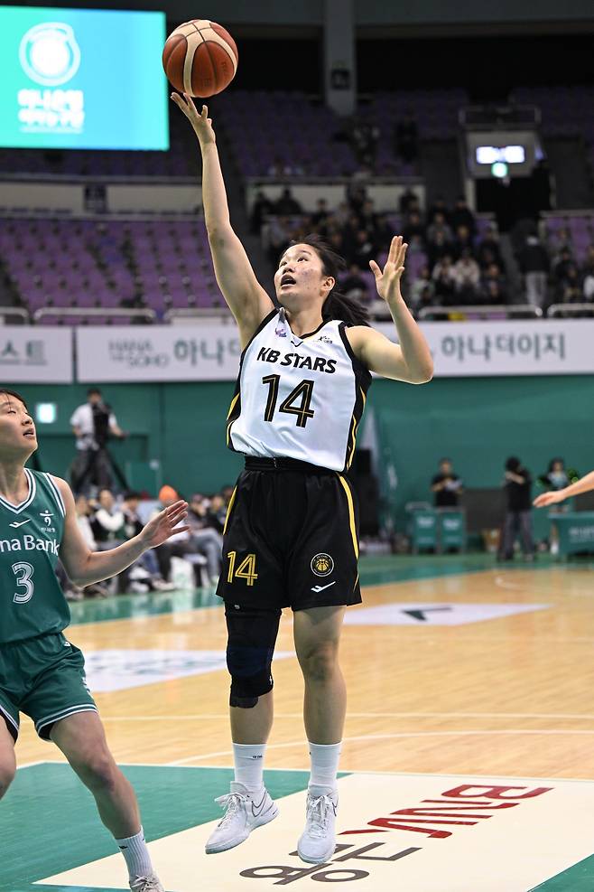 KB스타즈 송윤하가 25일 부천체육관서 열린 ‘BNK금융 2025~2026 여자프로농구’ 정규리그 4라운드 하나은행과 원정경기서 골밑 슛을 시도하고 있다. 송윤하는 20득점 활약으로 팀의 87-75 승리를 이끌었다. 사진제공|WKBL