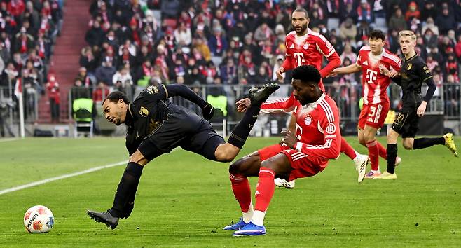 뮌헨의 알폰소 데이비스(오른쪽)와 아우크스부르크의 알렉시스 클로드-모리스가 경기를 펼치는 모습. EPA연합뉴스