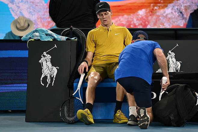 신네르가 다리 근육통으로 경기 도중 마사지를 받는 모습. 게티이미지코리아