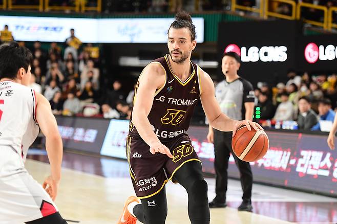 프로농구 창원 LG 마레이가 25일 안양 정관장과 경기에서 드리블하고 있다. KBL 제공