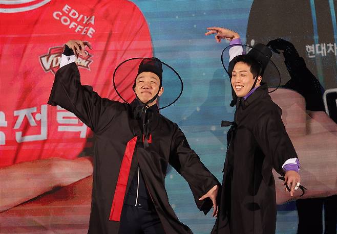 25일 강원 춘천시 호반체육관에서 열린 프로배구 ‘진에어 2025∼2026 V-리그 올스타전’에서 한국전력 신영석(왼쪽)과 현대캐피탈 최민호가 저승사자 차림으로 입장해 포즈를 취하고 있다. 연합뉴스