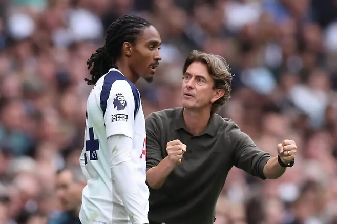토머스 프랭크 토트넘 감독(오른쪽)이 경기 도중 제드 스펜스에게 작전 지시를 하고 있다. 게티이미지코리아